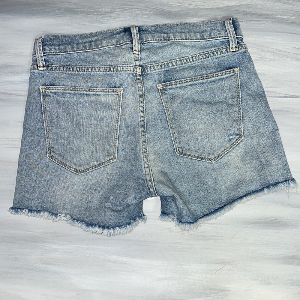 Gap size 27 distressed shorts, great pre-owned condition. Barely worn. - Picture 4 of 5